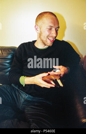 Chris Martin, chanteur de Coldplay backstage au Hollywood Bowl, à Los Angeles, Californie, États-Unis d'Amérique. Banque D'Images