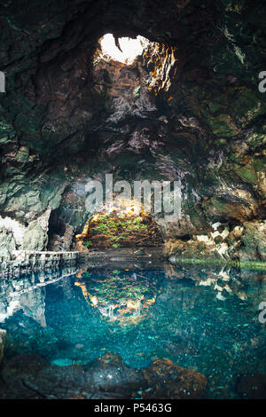 Amazing salt lake dans la grotte de Jameos del Agua, Lanzarote, îles Canaries, Espagne. Arrière-plan de la nature. Destination de voyage Banque D'Images