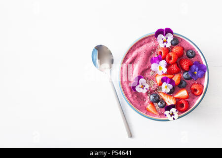 Smoothie d'été saine berry bowl avec fleurs et semences chia Banque D'Images