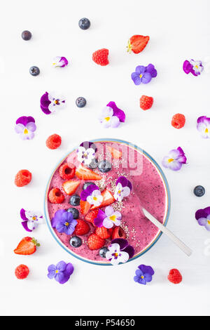 Smoothie d'été saine berry bowl avec fleurs et semences chia Banque D'Images