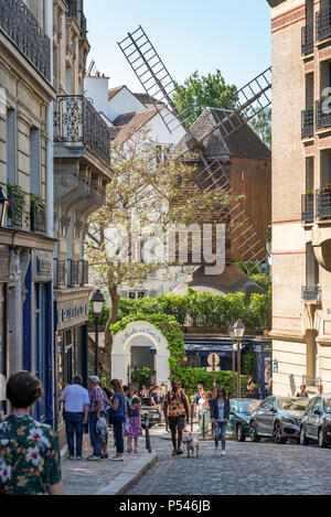 Les gens qui marchent dans la rue Lepic, vue sur le célèbre Moulin de galette sur la colline de Montmartre à Paris, France Banque D'Images