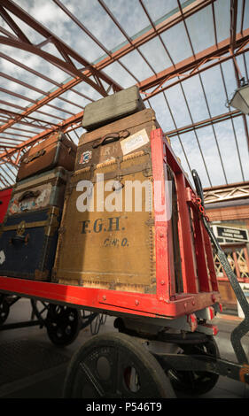 Low angle close up, vintage assurance empilés sur le chariot de fer à vintage UK gare sur la vallée de la Severn patrimoine ferroviaire ligne pour 1940 de l'événement DE LA SECONDE GUERRE MONDIALE Banque D'Images