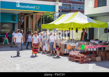 Le marché très occupé à noyer Orpingtons Shopping Centre, shoppers recherchez les aubaines sur les étals et boutiques alléchants, London, UK Banque D'Images