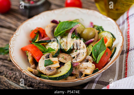 Faire sauter avec des champignons, courgettes, tomates, oignons et olives. Ragoût aux légumes. L'alimentation végétarienne, végétalienne. Repas sain. Banque D'Images