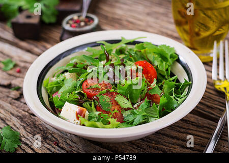 Avec salade de tomates, fromage et coriandre dans la sauce aigre-douce. Cuisine géorgienne. Alimentation saine. Banque D'Images