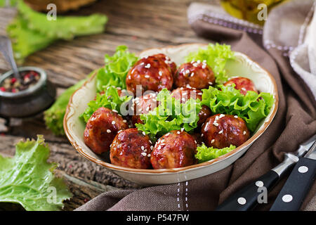 Les boulettes de boeuf en sauce aigre-douce. La cuisine asiatique. Banque D'Images