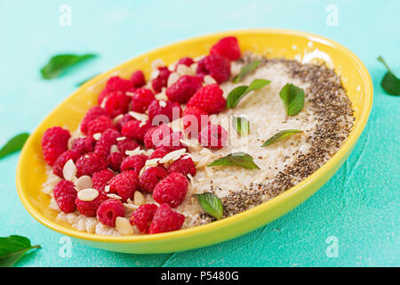 Savoureux et sain d'avoine porridge avec la framboise et le lin chia. Petit déjeuner sain. Alimentaire de remise en forme. Une bonne nutrition Banque D'Images