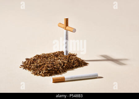 Tombe du tabac avec la cigarette cross Banque D'Images