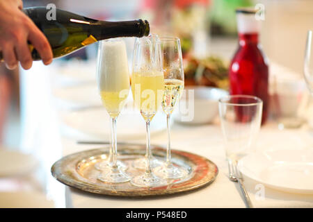 Verres de champagne et une bouteille dans un restaurant. Close up Banque D'Images