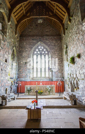 L'autel à l'intérieur de l'église de l'abbaye médiévale historique sur l'Hebridean island d'Iona, Argyll and Bute, Ecosse, Royaume-Uni Banque D'Images