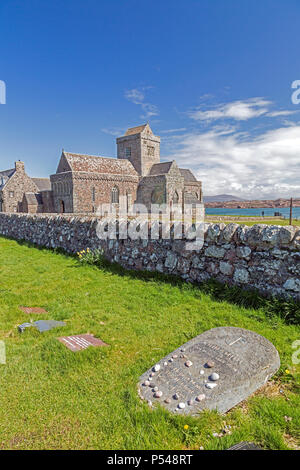 La tombe de l'ancien leader travailliste John Smith à l'extérieur de l'église de l'abbaye médiévale historique sur l'Hebridean island d'Iona, Argyll and Bute, Ecosse, Royaume-Uni Banque D'Images