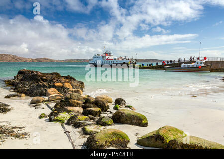 La cale à Baile Mor avec le 'Loch Buie ferry' réunissant les visiteurs de l'île d'Iona Hébrides, Argyll and Bute, Ecosse, Royaume-Uni Banque D'Images