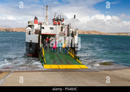 La cale à Baile Mor avec le 'Loch Buie' ferry réunissant les visiteurs de l'île de Mull Hébrides d'Iona, Argyll and Bute, Ecosse, Royaume-Uni Banque D'Images