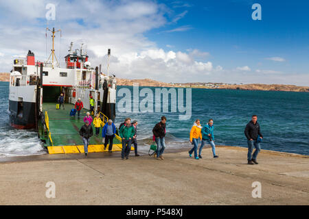 La cale à Baile Mor avec le 'Loch Buie' ferry réunissant les visiteurs de l'île de Mull Hébrides d'Iona, Argyll and Bute, Ecosse, Royaume-Uni Banque D'Images