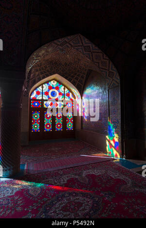 Masjed-e Nasir al-Molk, également connu sous le nom de mosquée bleue, rose in early morning light, Shiraz, Iran Banque D'Images