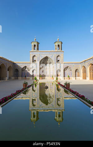 Cour intérieure, Masjed-e Nasir al-Molk, également connu sous le nom de mosquée rose, Shiraz, Iran Banque D'Images