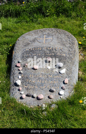 La tombe de l'ancien leader travailliste John Smith à l'extérieur de l'église de l'abbaye médiévale historique sur l'Hebridean island d'Iona, Argyll and Bute, Ecosse, Royaume-Uni Banque D'Images