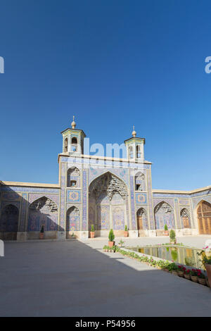 Cour intérieure, Masjed-e Nasir al-Molk, également connu sous le nom de mosquée rose, Shiraz, Iran Banque D'Images