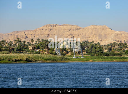 Bateaux sur la felouque Nil, Louxor, Egypte, Afrique du Sud Banque D'Images