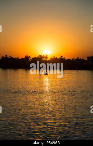 Coucher de soleil sur le Nil avec bateau felouque voile, Luxor, Egypte, Afrique du Sud Banque D'Images