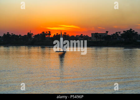 Coucher de soleil sur le Nil avec bateau felouque voile, Luxor, Egypte, Afrique du Sud Banque D'Images