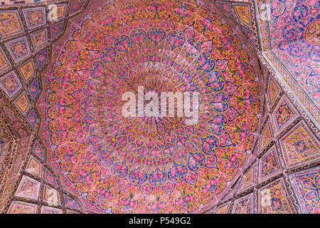 Carrelage à l'intérieur de la Masjed-e Nasir al-Molk salle de prière, Shiraz, Iran Banque D'Images