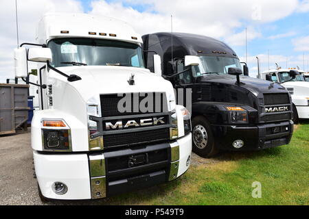 Deux camions hymne américain Mack Banque D'Images