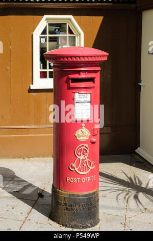 Vieux Edward VII post box à l'extérieur du bureau de réservation à la gare. Laxey, Île de Man, îles britanniques Banque D'Images