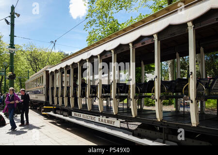 Les passagers sur la plate-forme à l'extérieur de vieux Manx Electric Railway Tramway / wagons de train dans la gare. Laxey, Île de Man, îles britanniques Banque D'Images