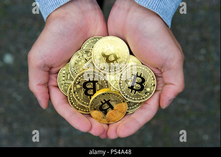 Une poignée de bitcoins Banque D'Images