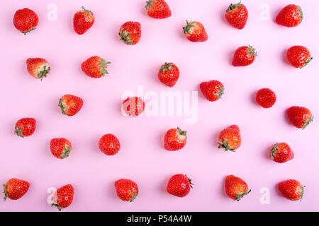 Fraise sur fond rose, vue du dessus. Modèle logique des baies. Mise à plat de fraises sur fond rose pastel. Concept créatif Banque D'Images