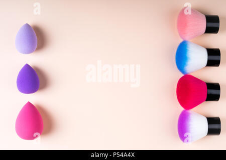 Les cosmétiques accessoires pour maquillage sur fond beige télévision lay. Ensemble de pinceaux cosmétiques. Composition minimale. Mode et beauté blogging concept. Haut Banque D'Images