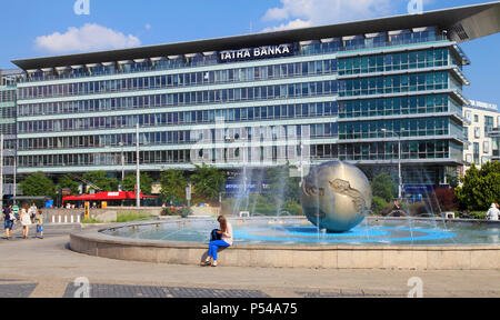 La Slovaquie, Bratislava, planète de la paix Fontaine, banque, Tatra Banque D'Images