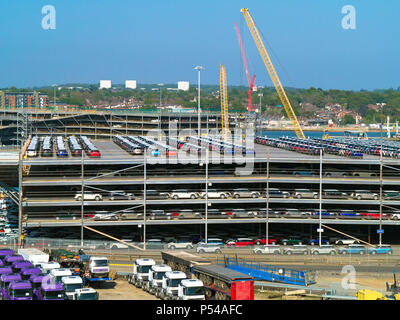 Voitures prêtes à l'exportation au port animé de Southampton docks, Angleterre Banque D'Images