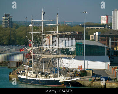 Sail Training ship Lord Nelson est spécialement adapté pour permettre aux personnes désactive l'expérience de la vie en mer sur un grand voilier. Vu à Southampton docks. Banque D'Images