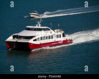 Catamaran ferry Red Funnel Red Jet 4 à Southampton, en Angleterre, de l'eau Banque D'Images