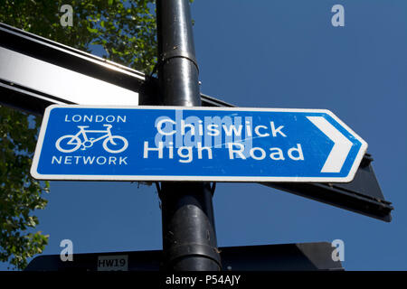 London cycle pointant vers la droite direction réseau panneau indiquant à Chiswick High Road Banque D'Images