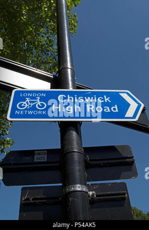 London cycle pointant vers la droite direction réseau panneau indiquant à Chiswick High Road Banque D'Images