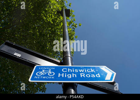 London cycle pointant vers la droite direction réseau panneau indiquant à Chiswick High Road Banque D'Images