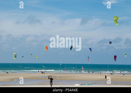 Le kitesurf à Wissant, le long de la "Côte d'Opale' zone côtière Banque D'Images