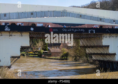 Les visiteurs sur la passerelle temporaire pendant les travaux de restauration du pont de fer, Ironbridge, Shropshire. Banque D'Images