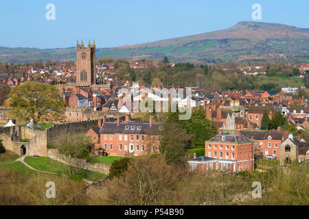 L'église St Laurence à Ludlow et Titterstone Clee, vu de Whitcliffe, commune le Shropshire. Banque D'Images