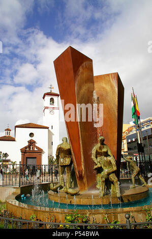 Fuengirola, l'Eglise de Notre Dame du Rosaire (Nuestra Señora del Rosario). Plaza Constitucion, Costa del Sol. Place de l'église. L'Espagne. Fontaine Banque D'Images