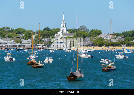 Les voiliers et autres embarcations de plaisance amarrés dans le port de Nantucket NANTUCKET, Massachusetts. Banque D'Images