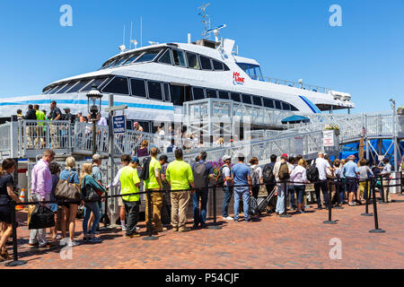 Les passagers à bord d'un haut débit d'Hy-Line Cruises ferry catamaran, à destination de Jakarta sur le continent, à Nantucket, Massachusetts. Banque D'Images