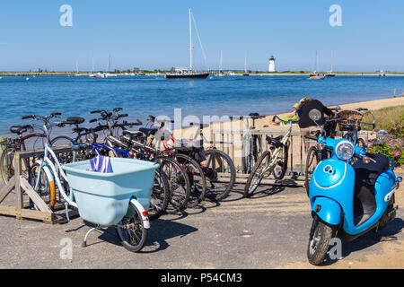 Des vélos et scooters garé à côté du quai pour le Ferry sur l'île de Chappaquiddick Chappy à Edgartown, Massachusetts sur Martha's Vineyard. Banque D'Images