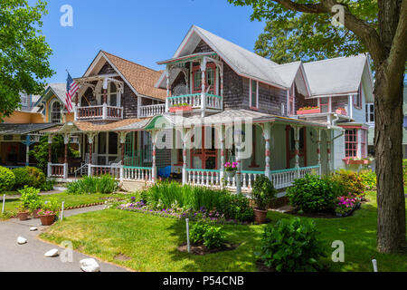 Gingerbread cottages colorés dans le camp de Martha's Vineyard (MVCMA Association Réunion) à Oak Bluffs, Massachusetts. Banque D'Images