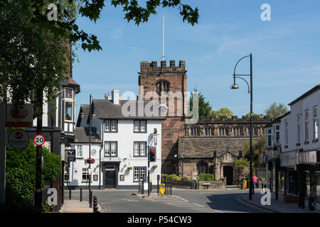 Le White Hart Tavern et l'église St Mary à Cheadle, Cheshire, Royaume-Uni. Banque D'Images