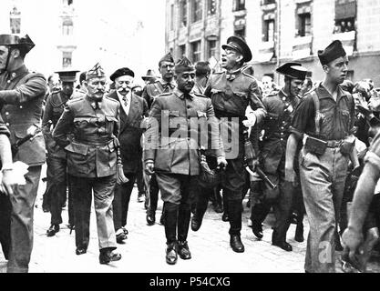 Guerra Civil Española (1936-1939). Burgos. El Général Francisco Franco entre los generales Cavalcanti y Mola dirigiéndose a Capitanía. Agosto de 1936. Banque D'Images