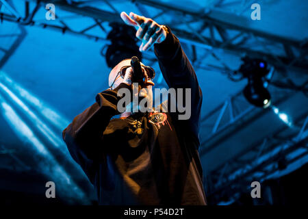 Napoli, Italie. 23 Juin, 2018. Gué PeQueno, rappeur italien Arenile di Bagnoli Gentleman avec son tour, avec de nombreux invités, Enzo Avitabile, Franco Ricciardi, Luchè, Enzo Dong, Dj Jay K et Vale Lambo. Credit : Massimo Solimene/Pacific Press/Alamy Live News Banque D'Images